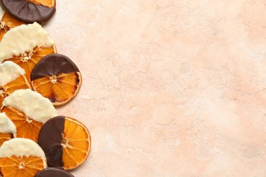 Bej arka planda çikolatalı kurutulmuş portakal dilimleri.
