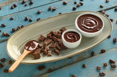 Kompozisyon lezzetli erimiş çikolata mavi ahşap arka planda