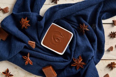 Beyaz ahşap arka planda lezzetli erimiş çikolatalı kompozisyon