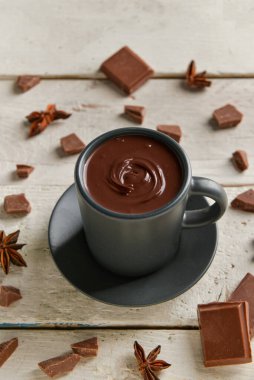 Beyaz ahşap arka planda lezzetli erimiş çikolatalı kompozisyon