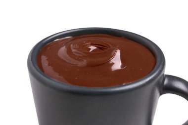 Beyaz arka planda bir fincan erimiş çikolata.