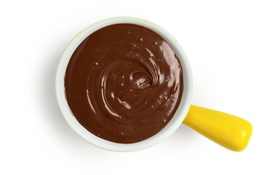 Beyaz arka planda bir kase lezzetli erimiş çikolata.