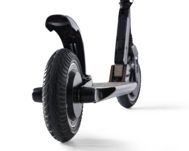 Beyaz arka planda siyah modern elektrikli scooter, yakın plan.