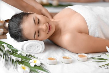 Genç Asyalı kadın spa salonunda masaj yaptırıyor, yakın plan.