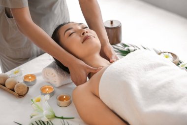 Genç Asyalı kadın spa salonunda masaj yaptırıyor, yakın plan.