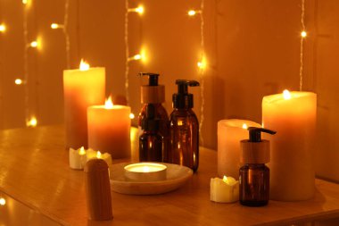 Koyu kaplıca salonundaki raflarda mum ve cilt ürünleri yakmak.