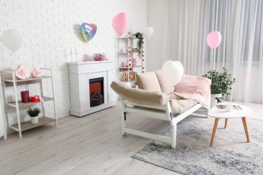 Sevgililer Günü kutlamaları için rahat kanepesi ve süslemeleri olan modern oturma odasının içinde.