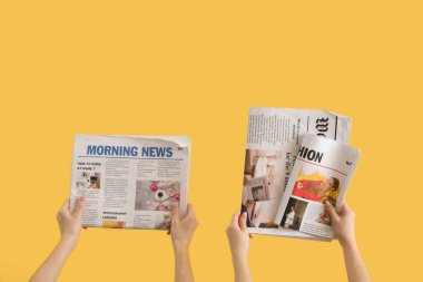 Sarı arka planda gazetesi olan kadınlar