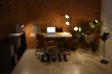 İş yeri ve gece lambaları ile karanlık ofisin bulanık görüntüsü