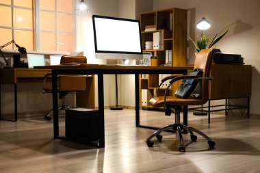 Modern ofis, işyeri, boş bilgisayar ve parlayan lambalar.