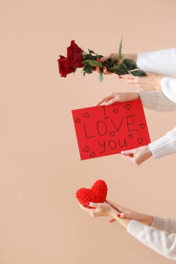 Bir buket gül tutan kadın elleri, 