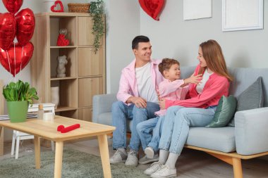 Sevgililer Günü 'nde ailesiyle evde oturan küçük bir çocuk.