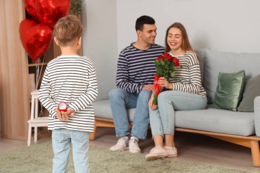 Sevgililer Günü 'nde küçük çocuk evde ailesinden sakladığı yüzüğü saklamış.