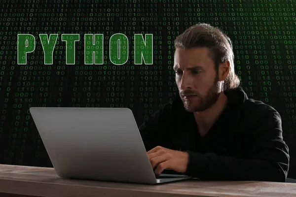 Koyu arkaplanda dizüstü bilgisayarı olan profesyonel bir hacker.