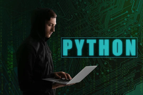 Koyu arkaplanda dizüstü bilgisayarı olan profesyonel bir hacker.