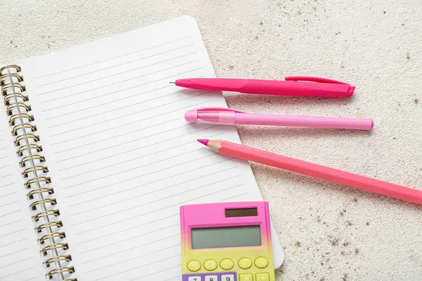 Grunge beyaz arkaplan üzerinde farklı kırtasiye ile boş not defteri