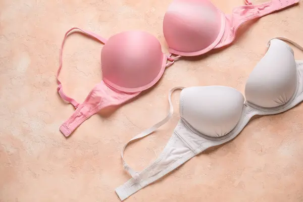 Renkli arka planda kadın sütyenleri