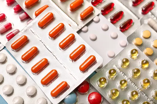 Arka plan olarak farklı haplar içeren kabarcık paketleri