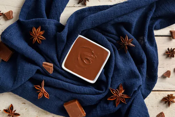 Beyaz ahşap arka planda lezzetli erimiş çikolatalı kompozisyon