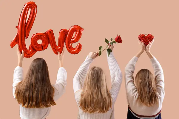 Mulheres Segurando Palavra Amor Feito Balões Rosa Coração Fundo Bege — Fotografia de Stock