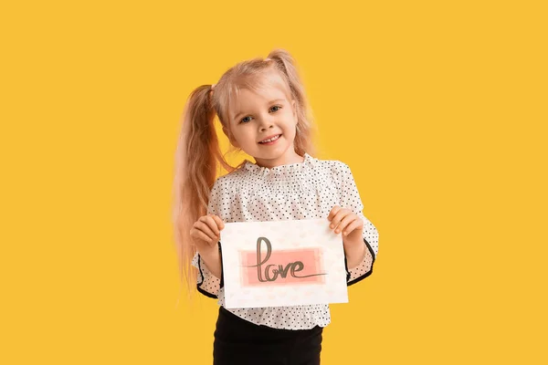Мила Дівчинка Тримає Вітальну Листівку Словом Love Жовтому Тлі Святкування — стокове фото