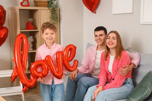 Sevgililer Günü 'nde balonlardan yapılmış ve ailesi evde olan küçük bir çocuk.