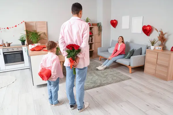 Küçük çocuk ve babası Sevgililer Günü 'nde annelerine hediye getirmiş.