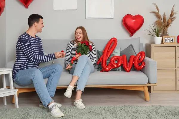 Sevgililer Günü 'nde sevgilisine evlenme teklif eden genç adam.