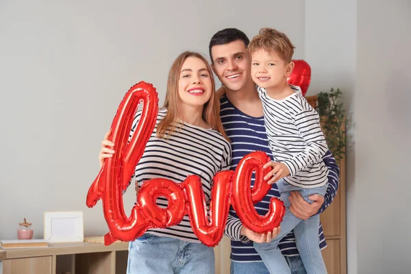 Sevgililer Günü 'nde evde balonlardan yapılmış anne babasıyla küçük bir çocuk.