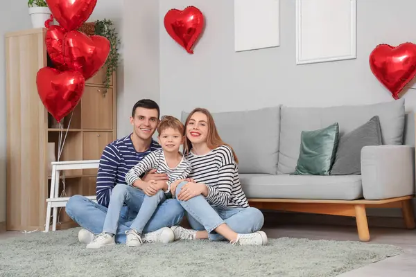 Sevgililer Günü 'nde ailesiyle evde oturan küçük bir çocuk.