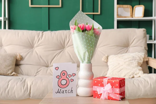 在客厅桌上放上郁金香 礼物和卡片 庆祝国际妇女节 — 图库照片