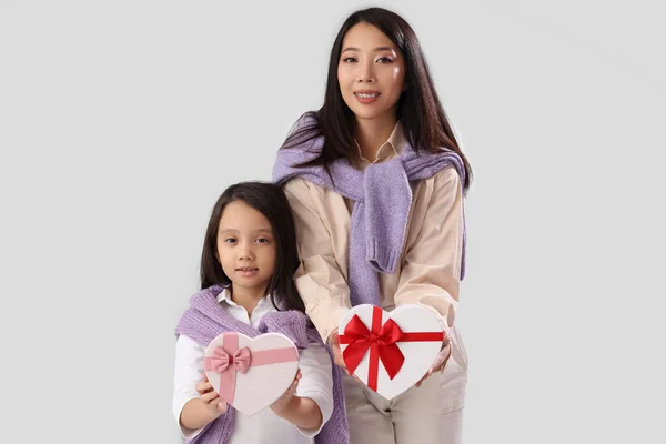 年轻的亚洲女人和她的小女儿 背景是白色的礼品盒 情人节庆祝活动 — 图库照片