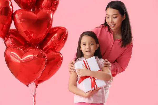 年轻的亚洲女人和她的小女儿拿着装有粉色背景的心形气球的礼品盒 情人节庆祝活动 — 图库照片
