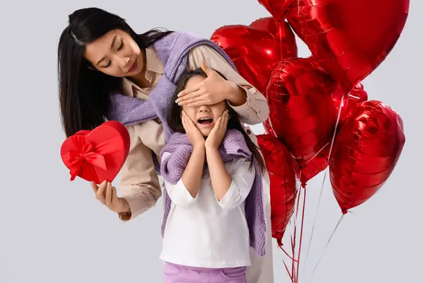 年轻的亚洲女人在白色背景下 用情人节来问候她的小女儿 — 图库照片