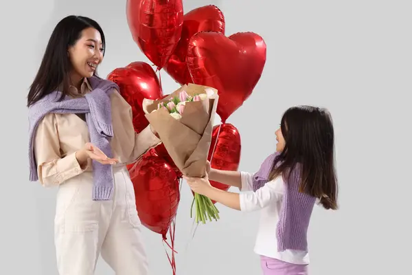 在白色背景下 亚洲小女孩用情人节来问候她的母亲 — 图库照片