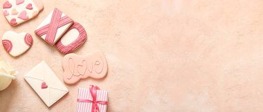 Pembe grunge arka planda dekoru olan tatlı kurabiyeler ve mesaj için yer. Sevgililer Günü kutlaması