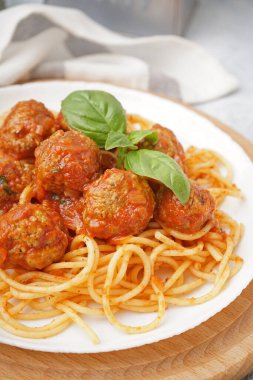 Domates soslu ve köfteli haşlanmış makarna, yakın plan.