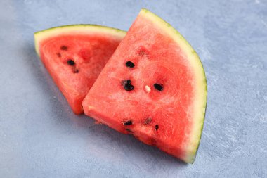 Mavi arka planda taze karpuz parçaları