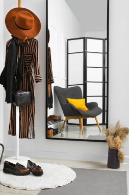 Ayna ve askılı ışık koridorunun içi