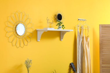 Ayna, raf ve kanca askısı olan şık bir koridor.