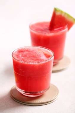 Hafif arka planda taze lezzetli karpuz bardakları