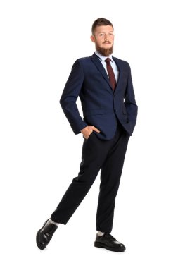 Beyaz arka planda takım elbiseli yakışıklı iş adamının portresi.