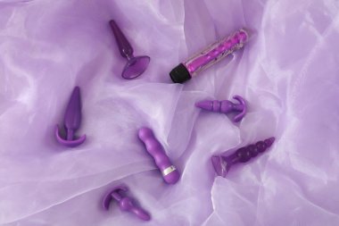 Leylak kumaş arka planda seks oyuncakları