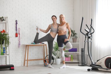 Vücut pozitifliği olan kadınlar spor salonunda sarılıyor.
