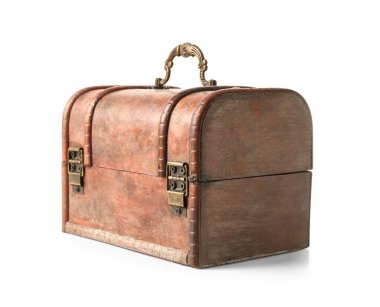 Beyaz arka planda saklı hazineleri olan eski sandık.