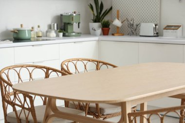 Modern mutfağın içindeki temiz ahşap masa.