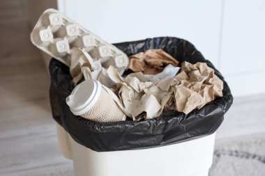 Mutfakta farklı çöplerle dolu bir çöp kutusu, yakın plan.