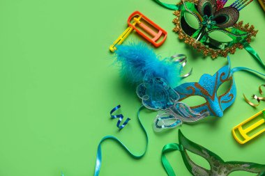 Yeşil arka planda dekoru olan karnaval maskeleri