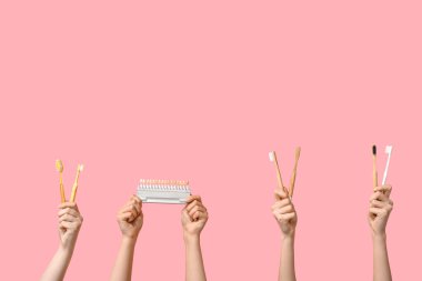 Diş fırçalı kadın elleri ve pembe arka planda diş gölgesi rehberi.