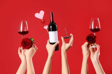 Şarap, tirbuşon, kırmızı arka planda kalp ve güller olan kadınlar. Sevgililer Günü kutlaması